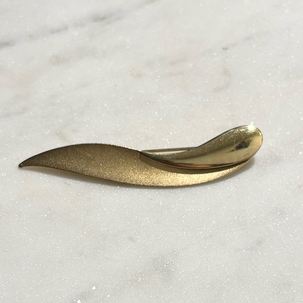 Vintage Sarah Coventry Gold Tone Brooch